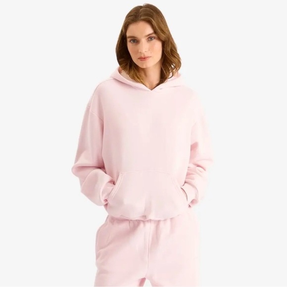 SKIMS Tops - NWT COTTON FLEECE CLASSIC PULLOVER HOODIE BARELY PINK (Dep)